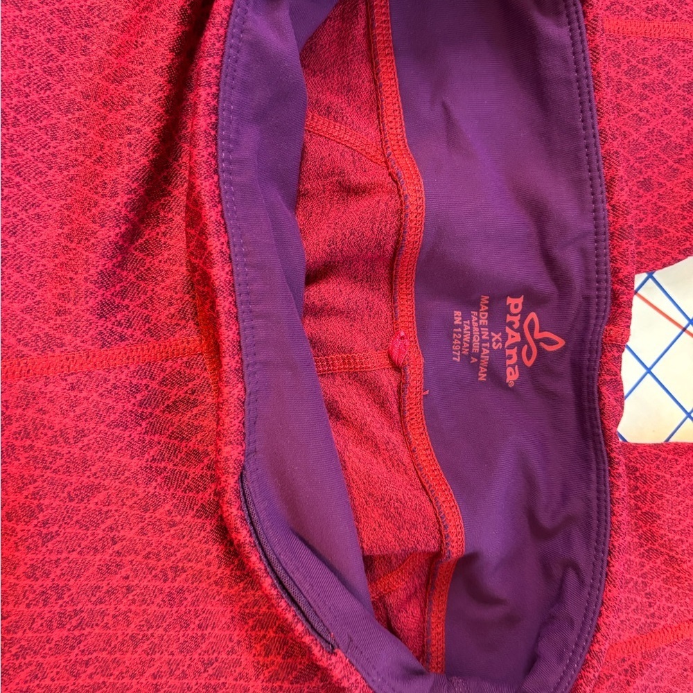 Prana Misty Knicker Capri Leggings – Fuchsia Red Geometric Print – Sz XS - Picture 8 of 11
